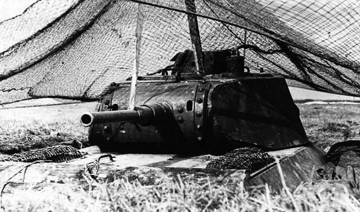 Т-50 в капонире, затянутый маскировочной сетью