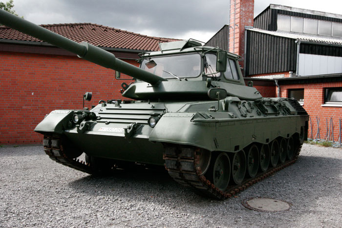 Учебный танк Леопард 1 с панорамным остеклением бвшни фото