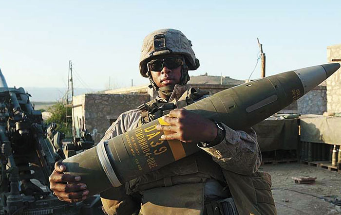 Солдат на позиции со 155-мм снарядом М982 Excalibur фото