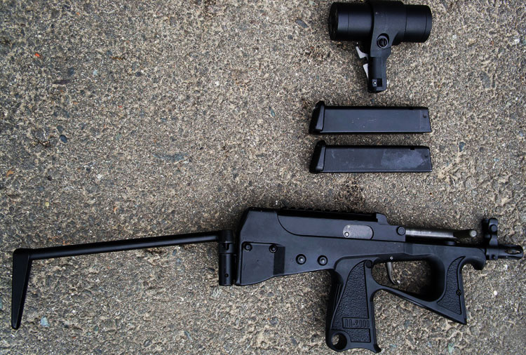 Пистолет-пулемет ПП-2000 с разложенным прикладом и магазином на 20 патрон