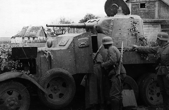 Фото броневика БА 10 захваченного немцами