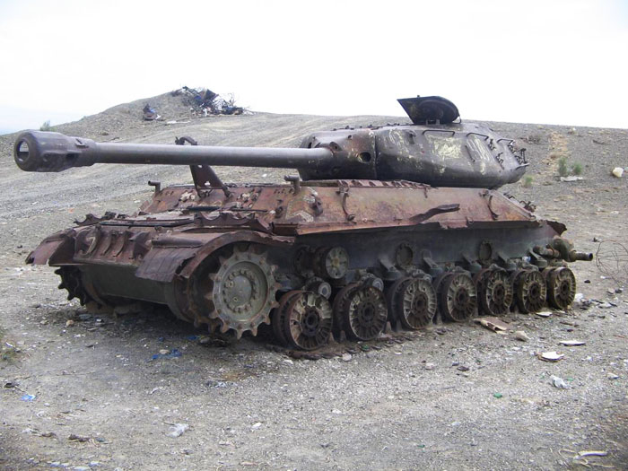 Танк ИС-4 выкопанный из оборонительного района