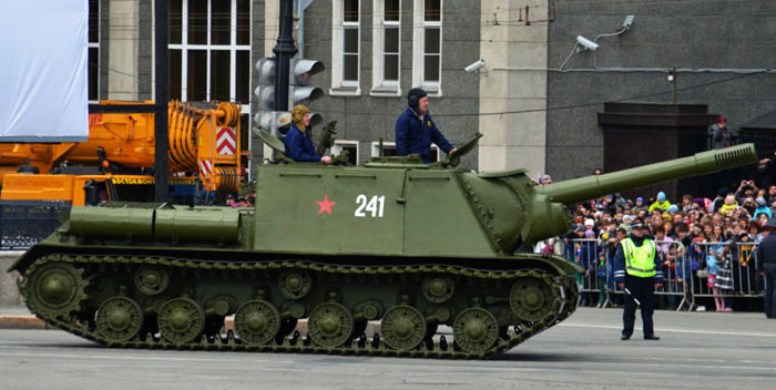 ИСУ 152 на параде в Челябинске 