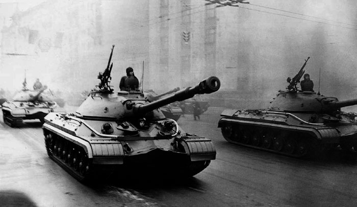 Советский тяжелый танк Т-10 проходит на парад