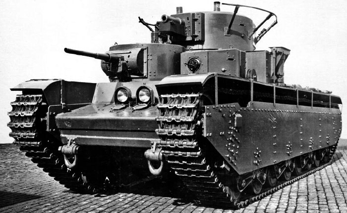 Танк Т-35 во дворе завода