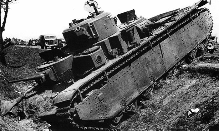 Брошенный танк Т35 во время отступления советской армии