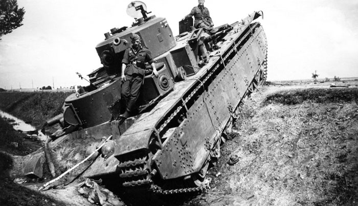 Брошенный танк Т35 во время отступления советской армии фото 2