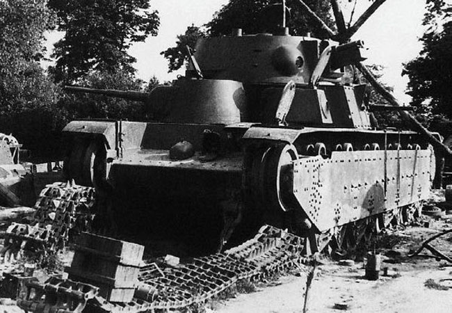 Т-35 разукомплектованный и брошенный в парке одной из воинских частей
