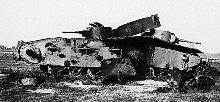 Подбитый танк Т-35