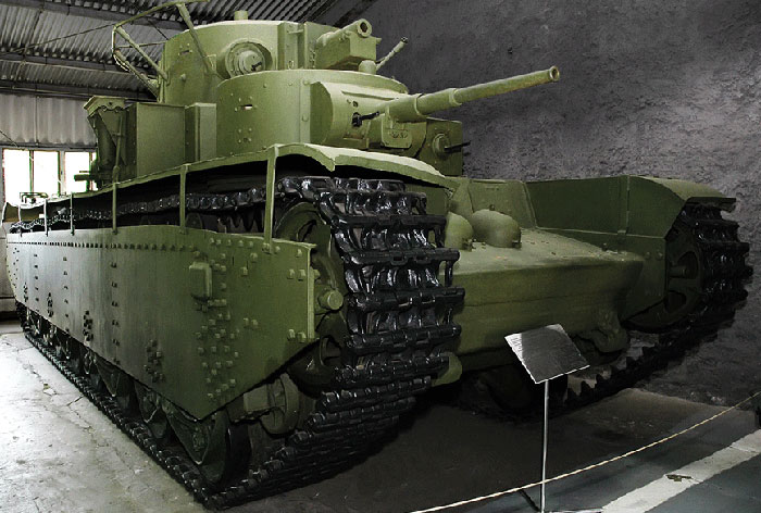 Танк Т-35 в танковом музее в Кубинке