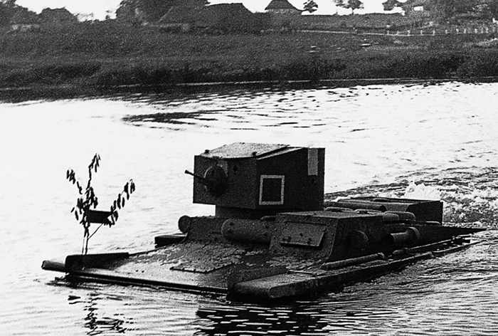 Т-37А форсирует водную преграду, фото с учений