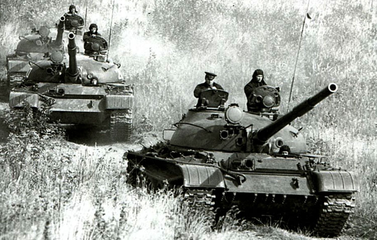 Колонна Т-62 в движении на Даманском