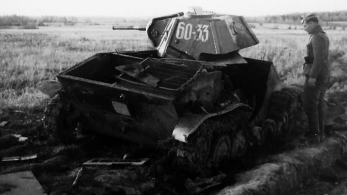 Немец осматривает подбитый Т-70, предположительно, июль 1941 года