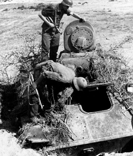Немецкие солдаты осматриват уничтоженный Т-70, Сталинград