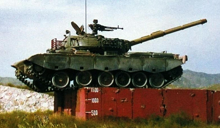 Китайский танк Тип 80 преодолевает препятствие