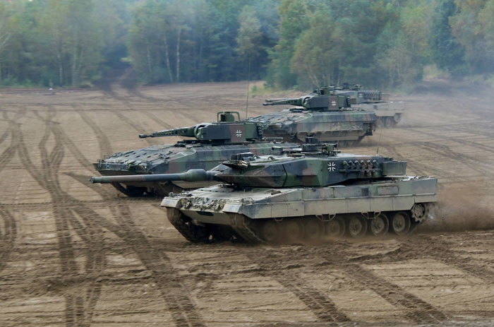 Танк Леопард 2А6 и БМП Пума в боевом строю фото