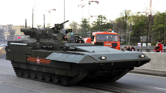 БМП Т-15 Армата следут на парад по улицам Москвы
