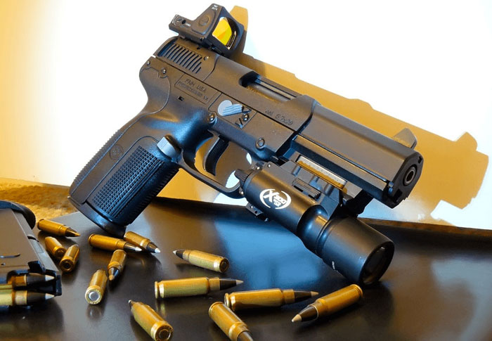 Пистолет FN Five-seveN с коллиматорным прицелом фото