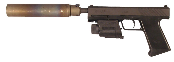 Пистолет НК UCP на фото он оборудован глушителем и фонарем