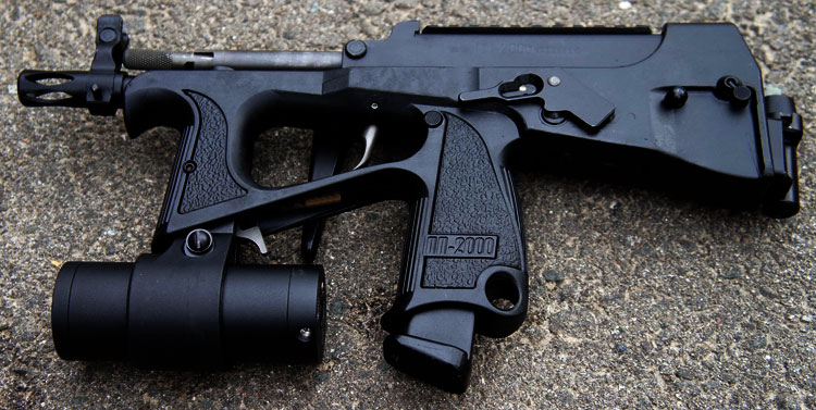 Пистолет-пулемет ПП-2000 со сложенным прикладом и магазином на 20 патрон